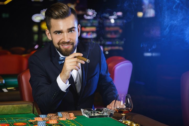 Antarmuka permainan Galactic Gems slot dengan simbol dan tabel pembayaran